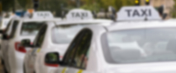 imagem apresentando o luminoso que normalmente está exposto na área externa de um taxi com a palavra "taxi" escrito no mesmo.
